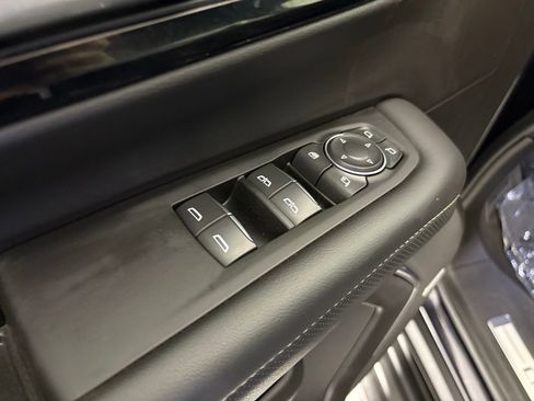 Used 2025 Chevrolet Suburban Premier image 18