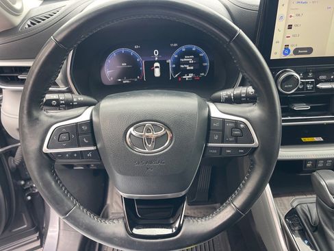 Used 2023 Toyota Highlander Platinum image 7