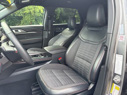 Used 2025 Ford Explorer ST-Line w/ ST-Line Street Pack AWD/4WD image 35