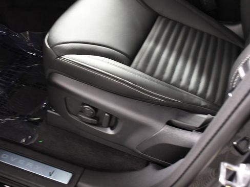 Used 2025 Land Rover Discovery Dynamic SE image 15