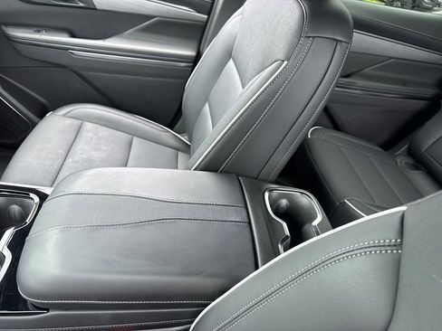 Used 2025 Buick Enclave Preferred FWD image 23
