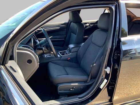 Used 2021 Chrysler 300 Touring w/ Chrome Appearance Package RWD image 8