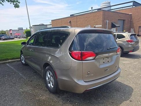 Used 2018 Chrysler Pacifica Touring-L FWD image 15
