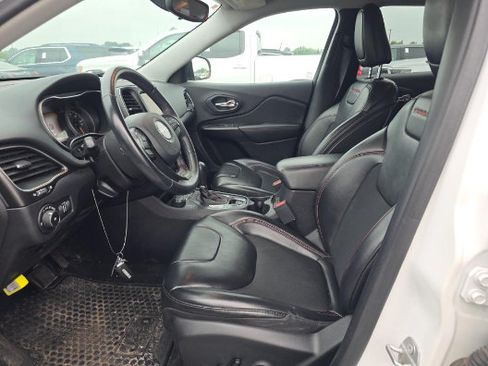 Used 2019 Jeep Cherokee Trailhawk w/ Cold Weather Group AWD/4WD image 3