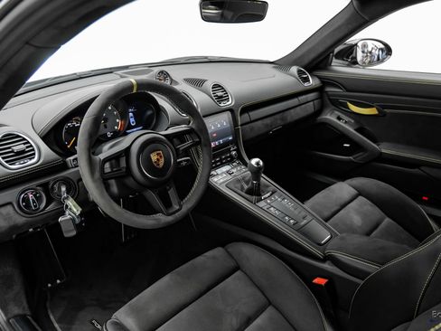 Used 2021 Porsche 718 Cayman GT4 RWD image 3