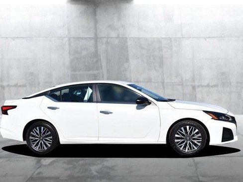 Used 2025 Nissan Altima 2.5 SV image 5