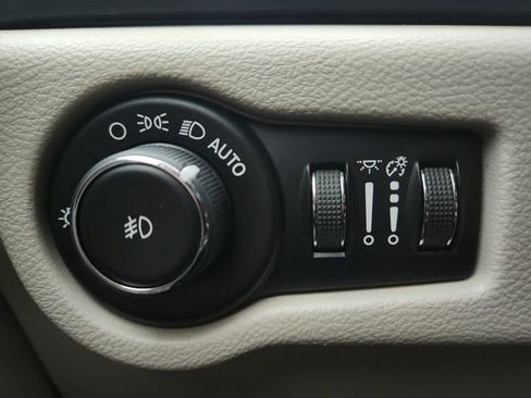 Used 2019 Chrysler Pacifica Touring-L FWD image 19