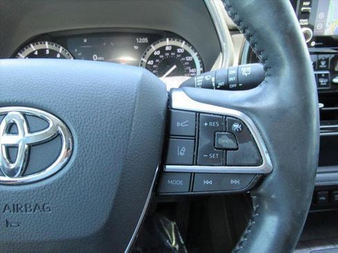 Used 2021 Toyota Highlander Limited FWD image 25