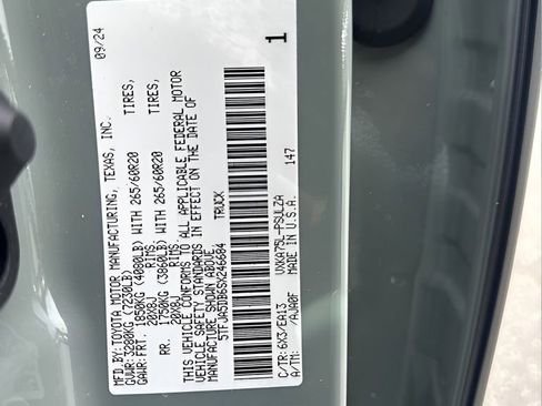 Used 2025 Toyota Tundra Limited AWD/4WD image 35