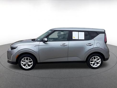 Used 2025 Kia Soul LX w/ LX Technology Package FWD image 9