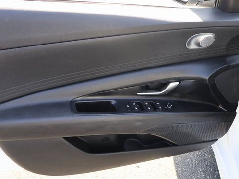 Used 2021 Hyundai Elantra SE image 11