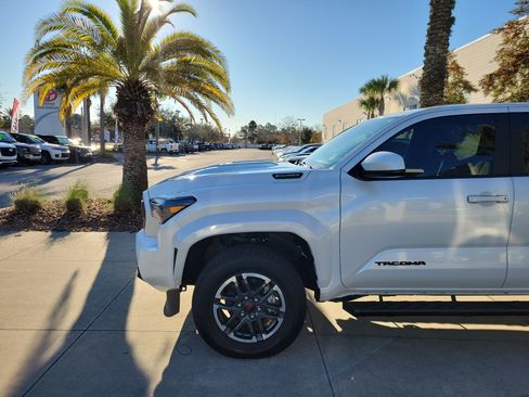 Used 2024 Toyota Tacoma TRD Off-Road image 2