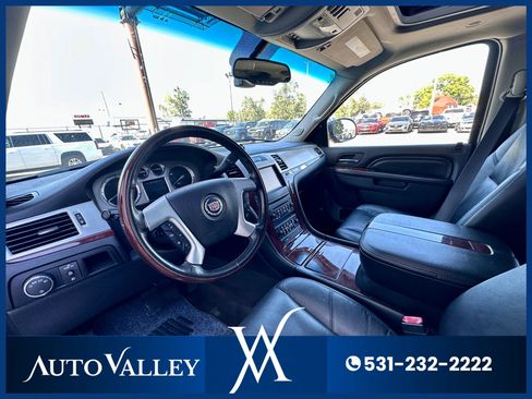 Used 2011 Cadillac Escalade ESV Premium image 15