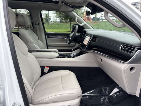 Used 2023 Jeep Wagoneer 4WD w/ Premium Group I image 25