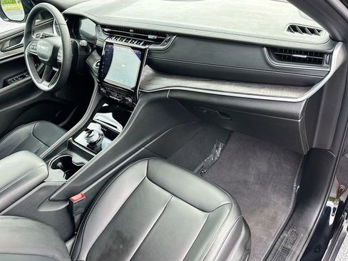 Used 2025 Jeep Grand Cherokee Limited image 29