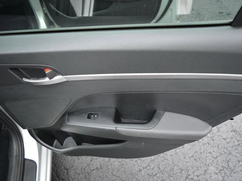 Used 2019 Hyundai Elantra SE w/ Cargo Package image 11