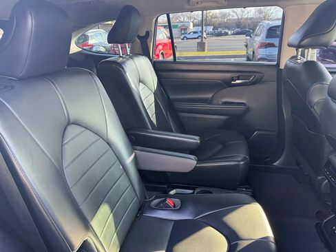 Used 2021 Toyota Highlander XLE image 31