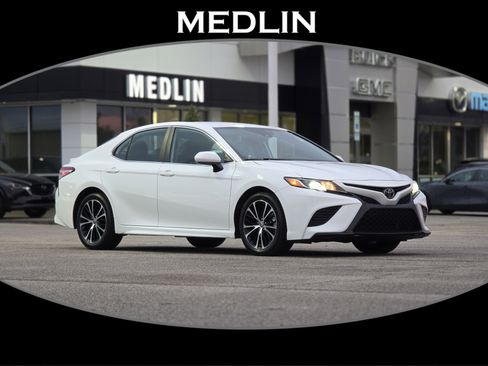 Used 2020 Toyota Camry SE image 1