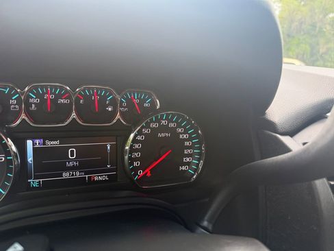Used 2020 Chevrolet Suburban LT RWD image 20