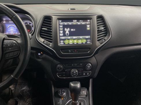 Used 2019 Jeep Cherokee Trailhawk image 9