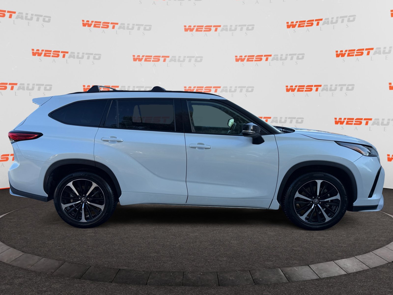 Used 2022 Toyota Highlander XSE AWD/4WD image 6