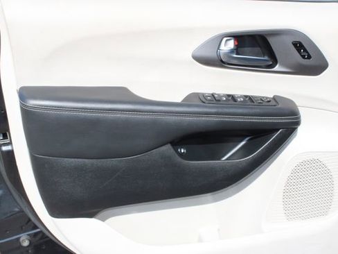 Used 2024 Chrysler Pacifica Limited FWD image 14