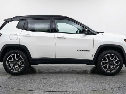 Used 2025 Jeep Compass Trailhawk image 11
