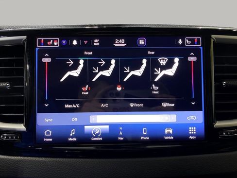 Used 2022 Chrysler Voyager LX image 13