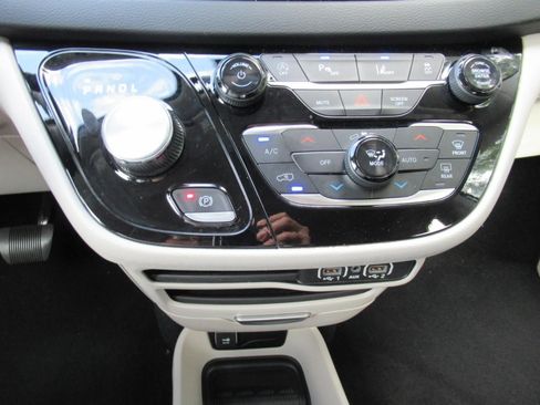 Certified 2023 Chrysler Pacifica Touring-L FWD image 26