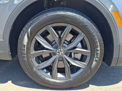 Used 2024 Volkswagen Tiguan SE w/ Panoramic Sunroof Package FWD image 8