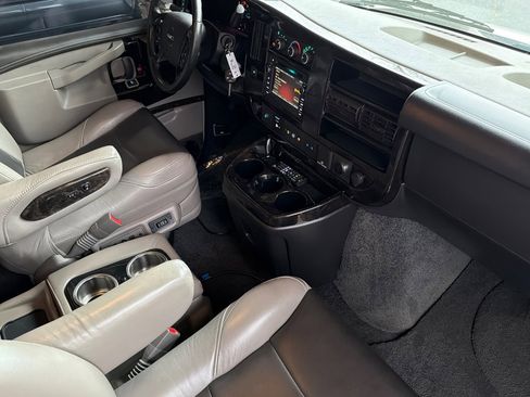 Used 2020 GMC Savana 2500 Extended w/ Enhanced Convenience Package image 18