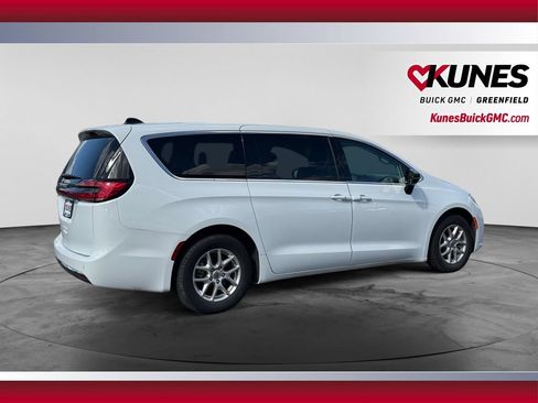 Used 2024 Chrysler Pacifica Touring-L FWD image 10