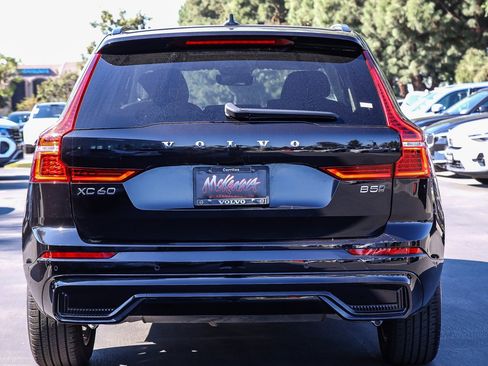 Used 2025 Volvo XC60 B5 Plus image 10