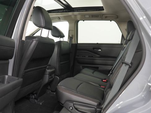 Used 2023 Nissan Pathfinder SL AWD/4WD image 18