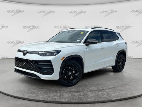 Certified 2025 Volkswagen Tiguan SE R-Line AWD/4WD image 3