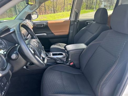 Certified 2020 Toyota Tacoma SR5 AWD/4WD image 9