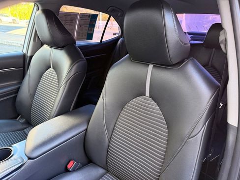 Used 2019 Toyota Camry image 17