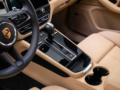 Certified 2025 Porsche Macan image 13