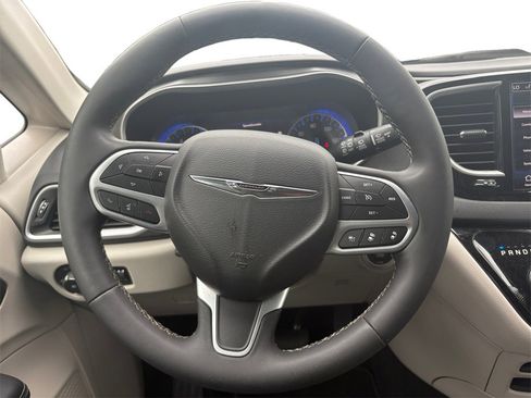 Used 2024 Chrysler Pacifica Touring-L image 12