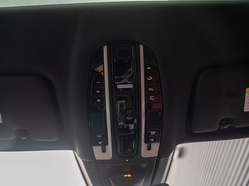 Certified 2022 Porsche Cayenne Platinum Edition image 12