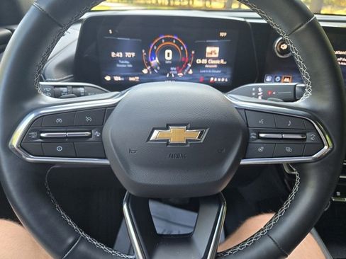 Used 2025 Chevrolet Traverse LT image 19