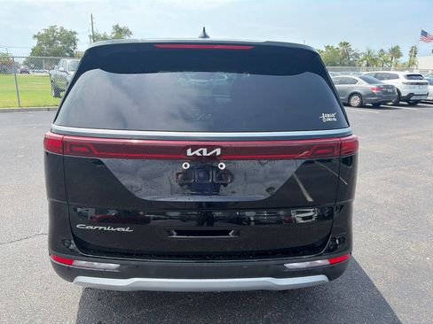 Used 2022 Kia Carnival LX FWD image 6