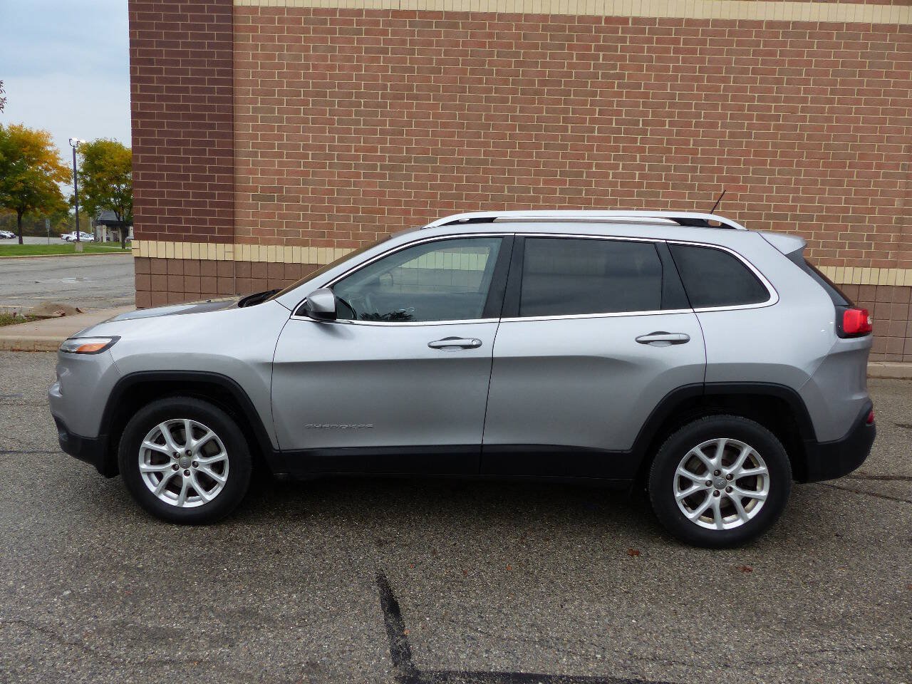 Used 2017 Jeep Cherokee Latitude w/ Cold Weather Group AWD/4WD image 5