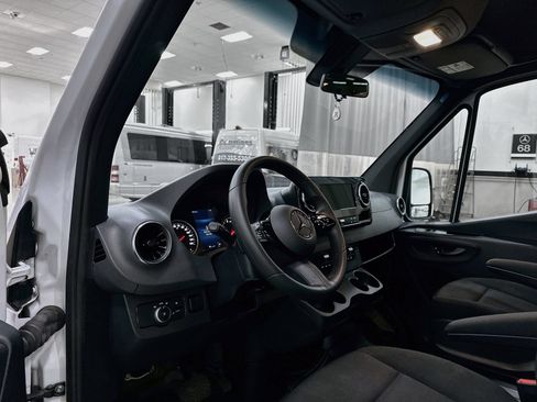 Used 2025 Mercedes-Benz Sprinter 2500 image 10
