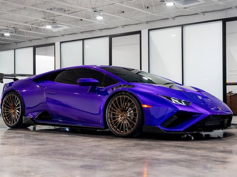 Used 2021 Lamborghini Huracan EVO RWD image 2