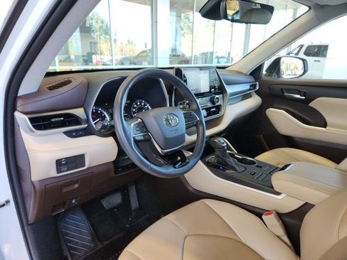 Certified 2021 Toyota Highlander XLE image 16