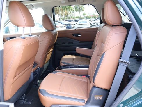 Used 2024 Nissan Pathfinder Platinum image 39