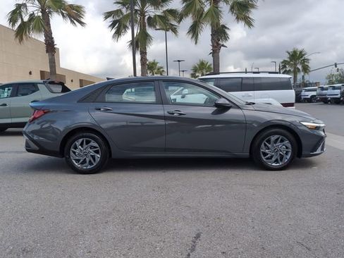 New 2026 Hyundai Elantra Hybrid FWD image 28