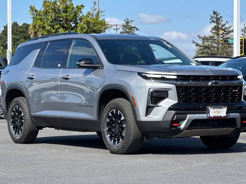 Used 2025 Chevrolet Traverse Z71 image 2