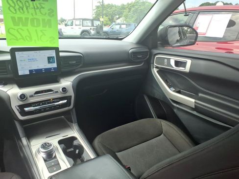 Used 2024 Ford Explorer XLT RWD image 13